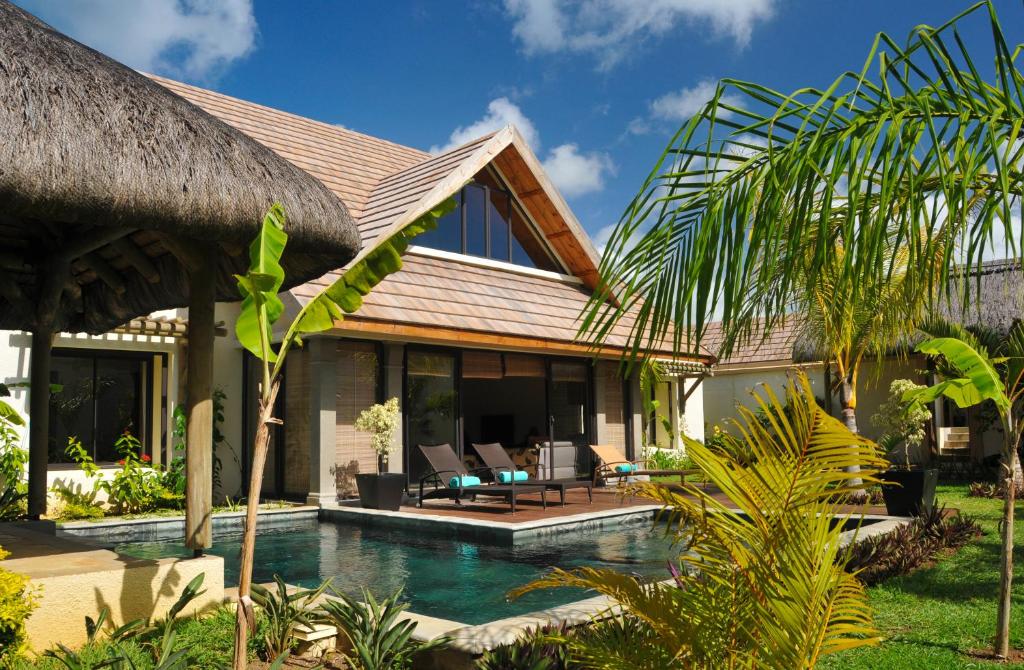 Oasis, The Club House