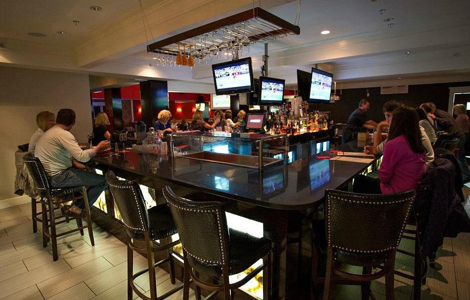 Dining & Bar Experience